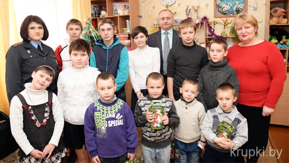 Начальник Крупского РОВД поздравил воспитанников Холопеничского детского приюта