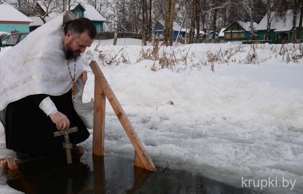 Верующие Крупщины принимают участие в крещенских купаниях