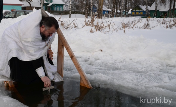 Верующие Крупщины принимают участие в крещенских купаниях