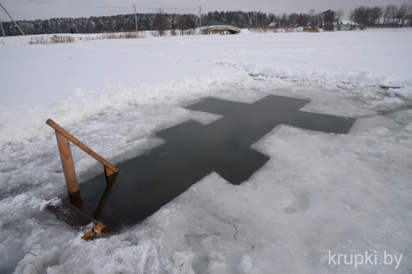 Верующие Крупщины принимают участие в крещенских купаниях