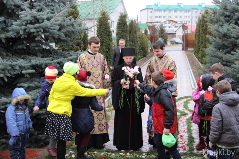 Преосвященнейший Вениамин совершил Литургию в Никольском приходе города Крупки