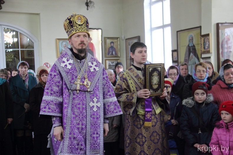 Преосвященнейший Вениамин совершил Литургию в Никольском приходе города Крупки