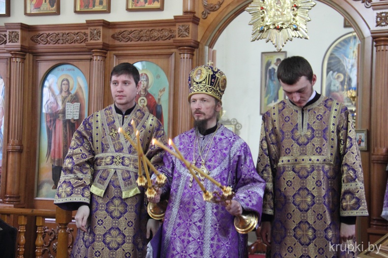 Преосвященнейший Вениамин совершил Литургию в Никольском приходе города Крупки