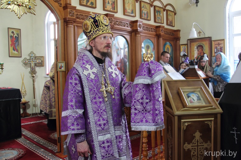 Преосвященнейший Вениамин совершил Литургию в Никольском приходе города Крупки