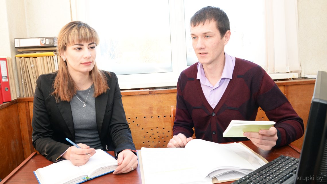 Рабочие вопросы обсуждают Ольга Коростина и Михаил Кураков