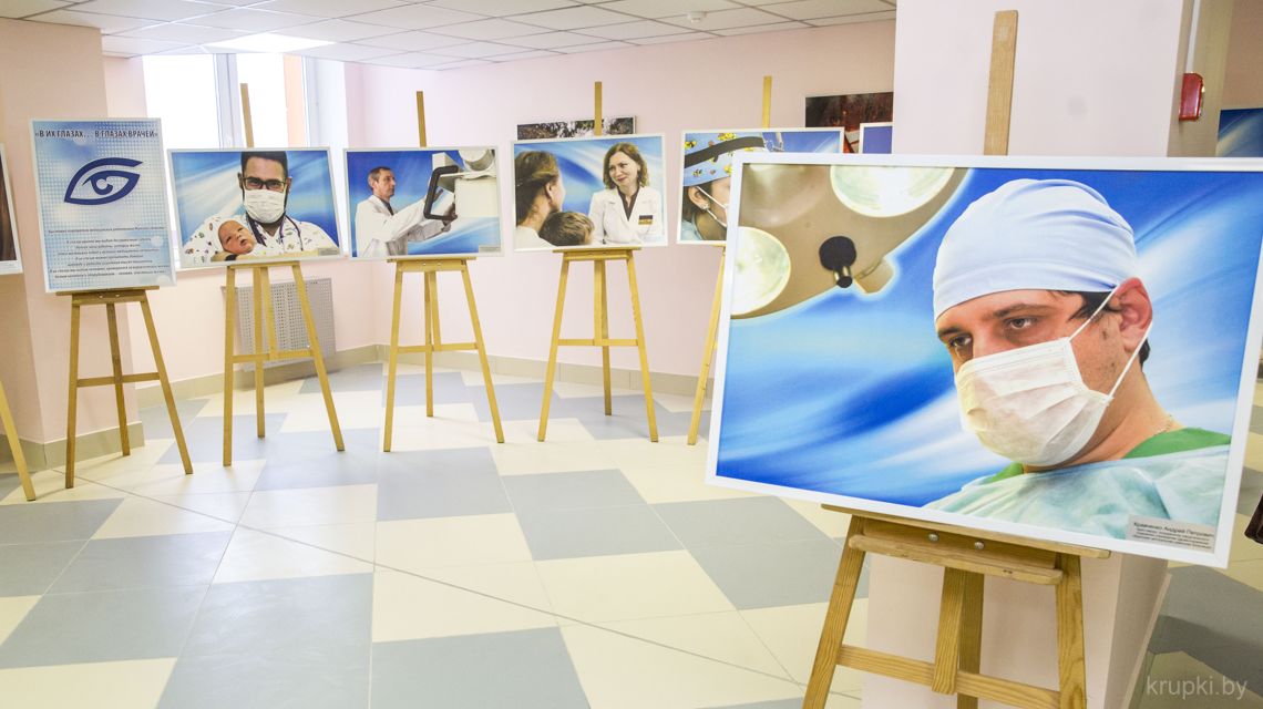 На переднем плане – портрет врача-хирурга, куратора хирургического отделения Крупской ЦРБ Андрея КРАВЧЕНКО