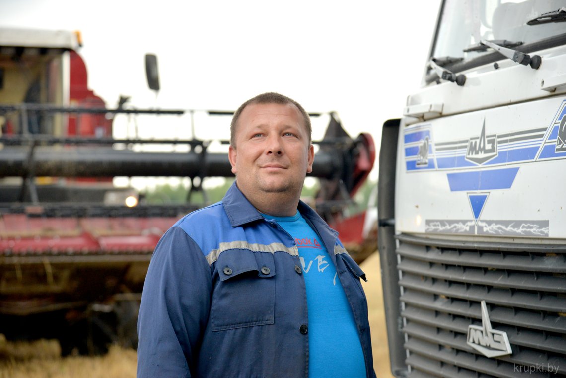 Водитель Владимир БОГДАН – всегда в лидерах. Вот и в этом сезоне уборочной кампании перевез 1 376 тонн зерна