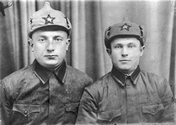 Макар Іларыёнавіч ШКІНДЗЕРАЎ (злева). 1939 г.