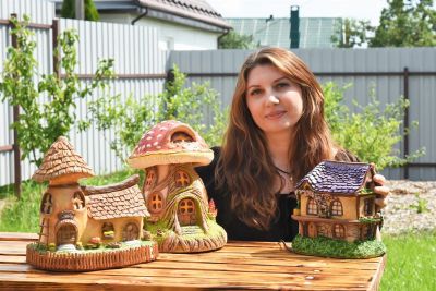 В руках Людмилы Францкевич бумага, клей, шпатлевка превращаются в уютные светильники