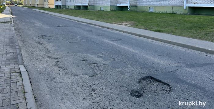 На дороге возле дома № 21 по улице Мира образовалась ямка