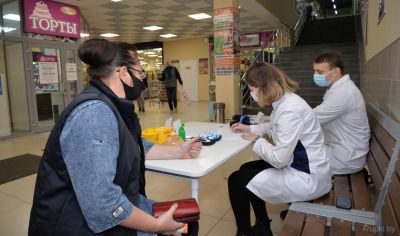 В «К-сити» медицинские работники предлагают крупчанам измерить давление, уровень сахара в крови