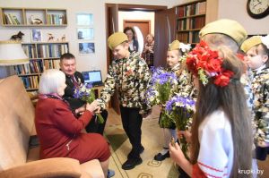 Председатель Крупского райисполкома поздравил с приближающимся праздником Анну Ветрову