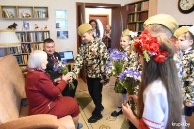 Председатель Крупского райисполкома поздравил с приближающимся праздником Анну Ветрову