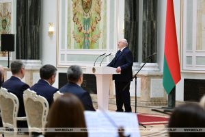 Лукашенко поручил впредь оценивать работу аграриев, взяв за основу результаты 2025 года