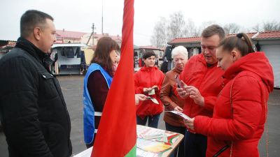 Молодежный пикет в поддержку парламентских выборов провели в Крупках активисты райкома ОО «БРСМ»