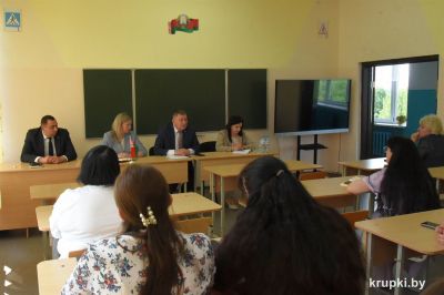 Председатель Крупского райисполкома провел встречу с коллективом Бобрской СШ