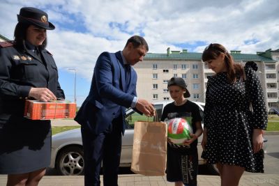 Крупские правоохранители вручили детям подарки