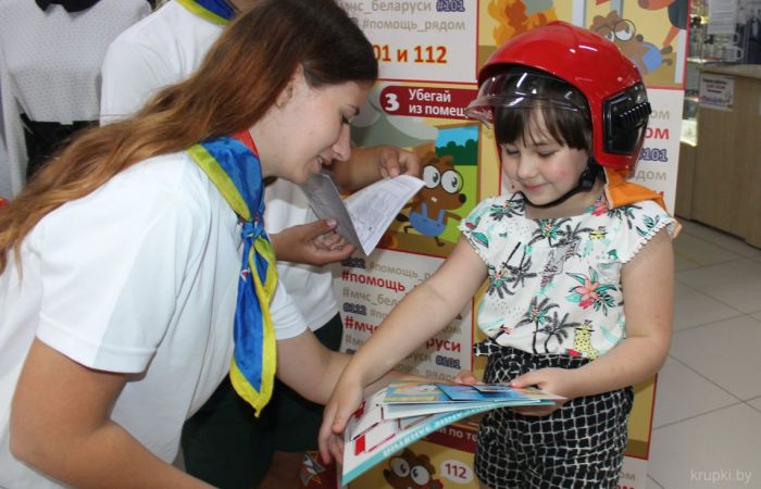 В ТЦ «К-Сити» юные спасатели приняли экзамен по безопасности у школьников