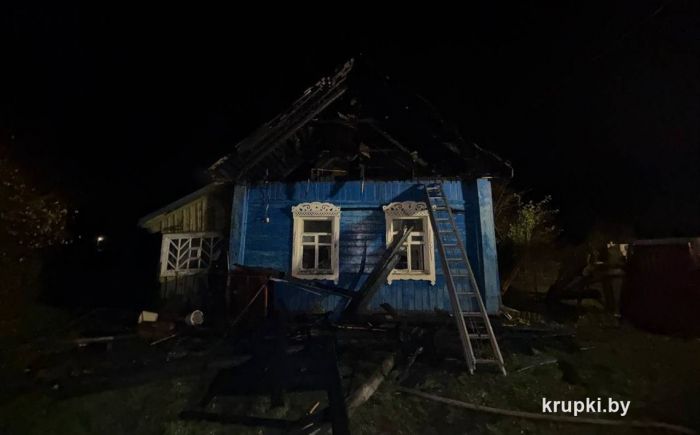 В поселке Бобр горел жилой дом