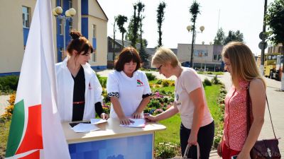 Первый пикет в поддержку претендента на депутатский мандат провели в Крупках