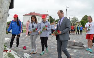 Российские бегуны у памятника воинам-землякам в Крупках почтили память тех, кто приближал победный день