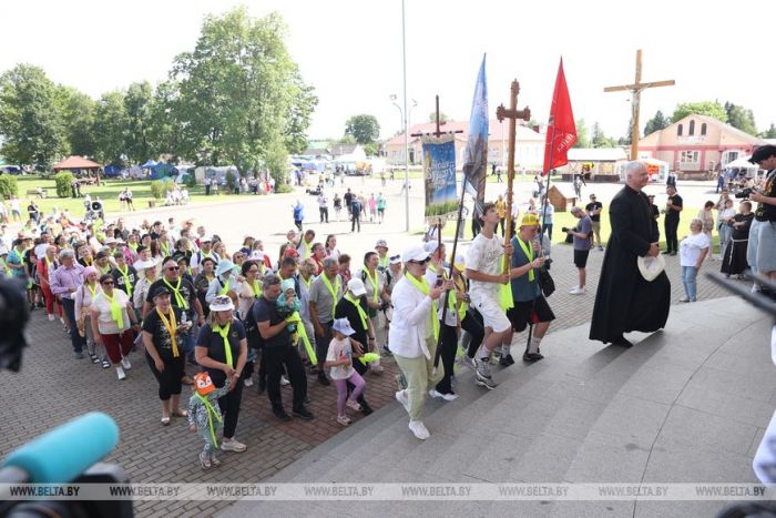 Пилигримы со всей Беларуси идут на фест в Будслав