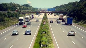 Александр Лукашенко: "Надо от агрогородка до районного центра иметь крепкую, устойчивую дорогу. И желательно в железобетоне"