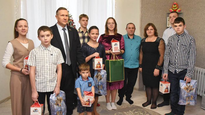 Председатель Крупского райисполкома побывал в доме семейного типа Царовых-Одинцовых