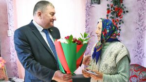 Председатель Крупского райисполкома посетил малолетнюю узницу Александру Михайловну Шутько из Ухвалы