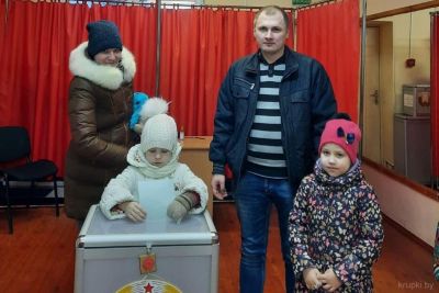 Еще фото с первого дня досрочного голосования в Крупском районе
