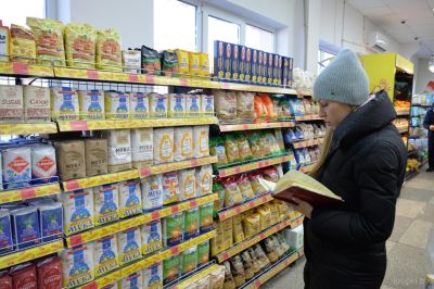 Журналисты со специалистами отдела экономики райисполкома проверили наличие соли в магазинах