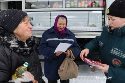 Спасатели еженедельно выезжают с автолавкой по Крупскому району и проводят профилактические беседы