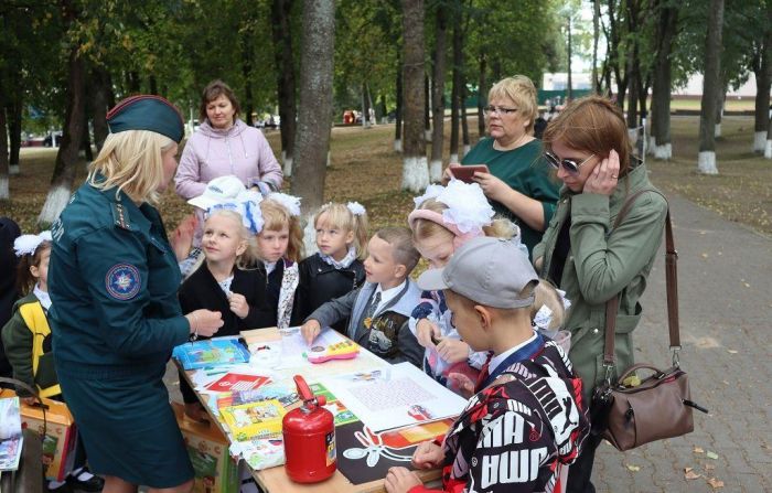 Крупские спасатели провели уроки безопасности для первоклашек