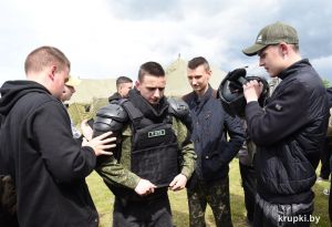 Профориентационную встречу с 10-классниками на учебно-полевых сборах провели сотрудники Крупского РОВД