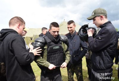 Профориентационную встречу с 10-классниками на учебно-полевых сборах провели сотрудники Крупского РОВД
