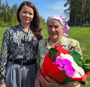 С наступающим Днем Победы принимала поздравления Анна Игнатьевна Данилова из поселка Крупский