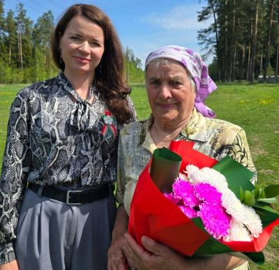С наступающим Днем Победы принимала поздравления Анна Игнатьевна Данилова из поселка Крупский