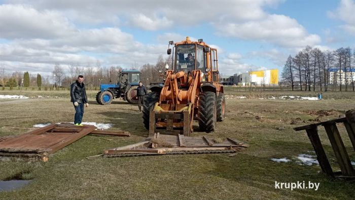 По улице Черняховского идёт демонтаж игровой площадки