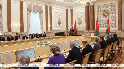 Лукашенко напомнил о поручении разработать новые учебники по философии