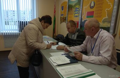 В Крупках на избирательном участке № 51 активно идет досрочное голосование