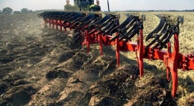 В день крупские аграрии поднимают под 400 гектаров зяби