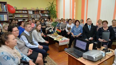 З нагоды Дня маці ў Крупскай раённай бібліятэцы прайшоў адкрыты дыялог (фота)
