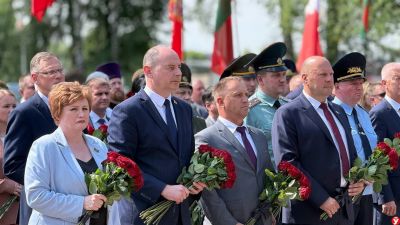 Алексей Кушнаренко возложил цветы к монументу матери-патриотки в Жодино
