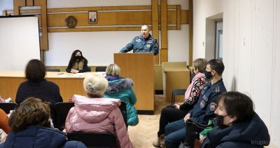 Спасатели провели уроки безопасности для соцработников Крупского ТЦСОН
