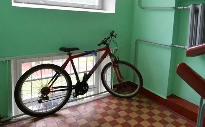 Можно ли хранить на лестничной площадке подъезда свой двухколесник? Отвечает участковый