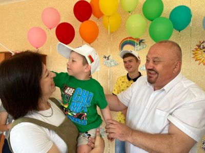 Профсоюзы Минской области вручили сертификат на 4 тыс. рублей детскому социальному приюту Любанского района