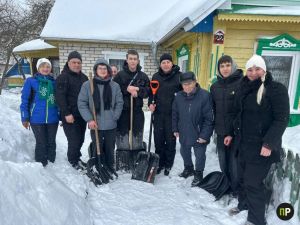 Алексей Кушнаренко с молодежным активом помог в расчистке снега 82-летнему жителю Минского района