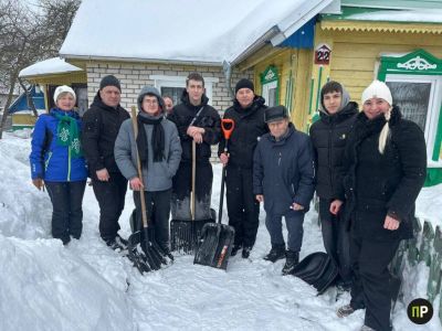 Алексей Кушнаренко с молодежным активом помог в расчистке снега 82-летнему жителю Минского района