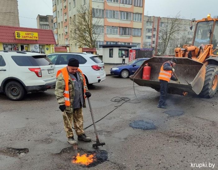 Работники &laquo;Жилтеплостроя&raquo; работают на улицах города