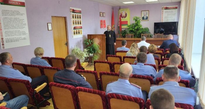 В Крупском РОВД прошла встреча со священником